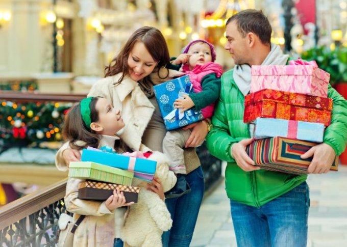 Rodzina na zakupach artykułów dla dzieci w Lidlu z Kartą Dużej Rodziny
