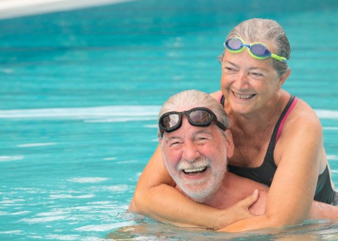 Seniorzy na basenie korzystają ze zniżek z Karty Dużej Rodziny